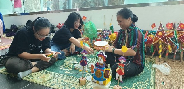 Nghệ nhân Nguyễn Thị Tuyển hướng dẫn làm đồ chơi Trung thu