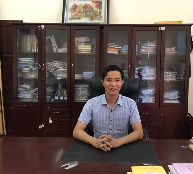 Thầy giáo Nguyễn Thành Nam, Hiệu trưởng trường THPT Trung Nghĩa trao đổi với phóng viên