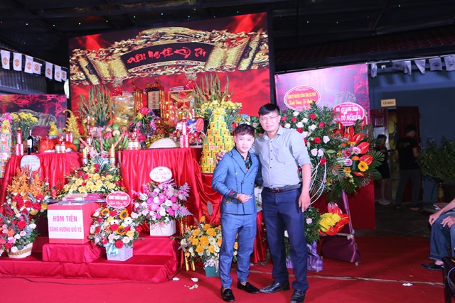 Ca sỹ Hoàng Thiên Huy chụp ảnh lưu niệm cùng Nhạc sỹ, Nhà báo Đinh Văn Bình tại buổi Lễ