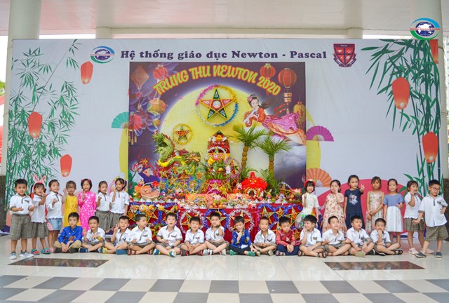 Tại trường Tiểu học I-sắc Niu-tơn, mỗi mùa Trăng rằm không chỉ đơn giản là một dịp để tất cả mọi người vui chơi mà còn là cơ hội để gắn kết học sinh, giáo dục cho các em về nét đẹp và giá trị của văn hóa truyền thống của người Việt Nam.​