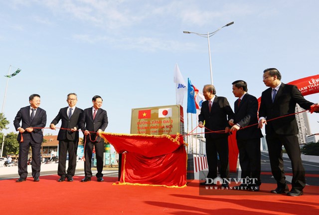 Lãnh đạo Chính phủ, Bộ GTVT và lãnh đạo Hà Nội thực hiện nghi thức gắn biển đường vành đai 3 trên cao. (Ảnh: Dân việt)