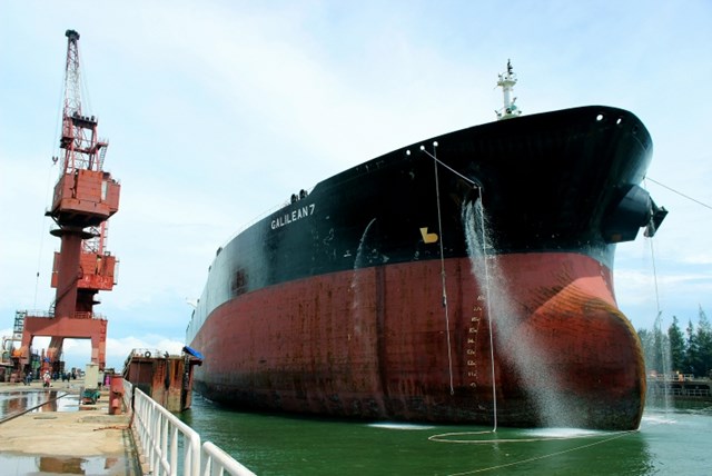 Tàu Galilean 7 được lai kéo vào dock DQS để hoán cải thành kho chứa dầu nổi. Ảnh: Quốc Thịnh.