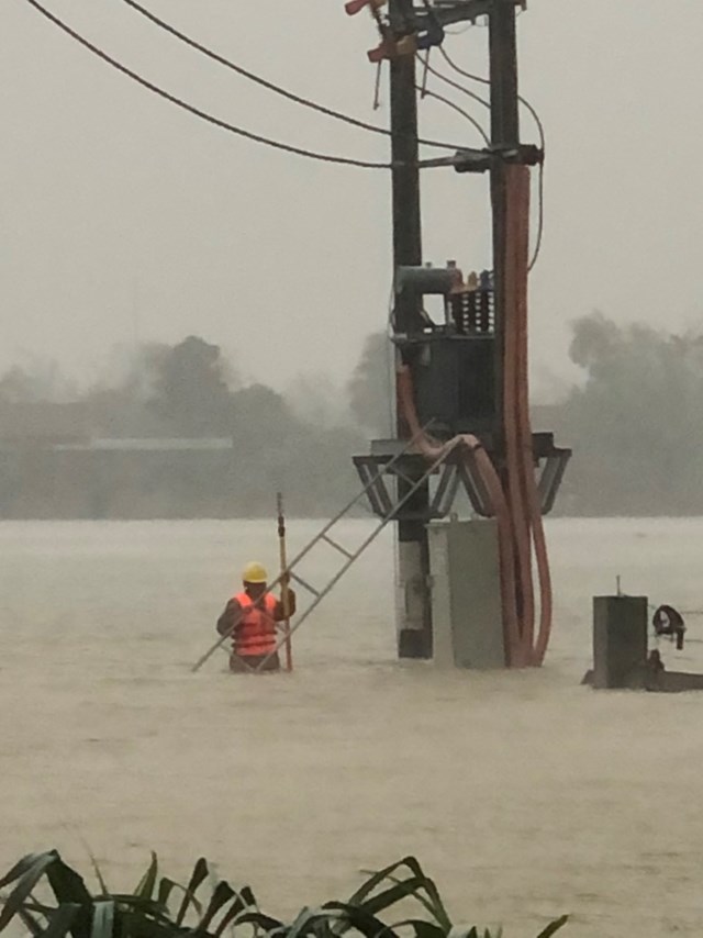 Công nhân Điện lực Thạch Hà tách TBA bị ngập lụt khôi phục đóng điện ĐZ 375E18
