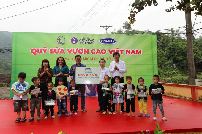 Năm 2020, Vinamilk và Quỹ sữa Vươn cao Việt Nam trao tặng 108.500 ly sữa, tương đương khoảng 780 triệu đồng cho 1.200 trẻ em có hoàn cảnh khó khăn tại tỉnh Yên Bái