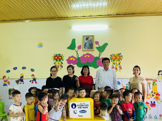 Đại diện Quỹ sữa Vươn cao Việt Nam đã đến thăm các điểm trường trong diện thụ hưởng sữa và gửi tặng những phần quà từ chương trình