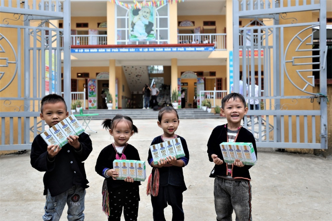 Niềm vui nhận sữa từ chương trình Quỹ sữa Vươn cao Việt Nam và Vinamilk của trẻ em trường Mầm non Lang Thíp, huyện Văn Yên, tỉnh Yên Bái