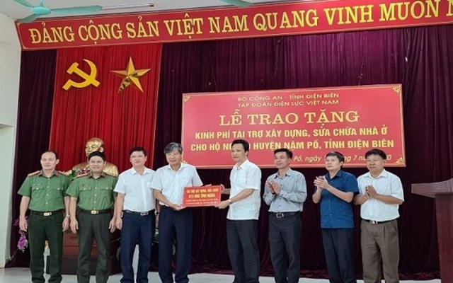 Lãnh đạo Tổng Công ty EVNNPC tặng kinh phí tài trợ cho chương trình.