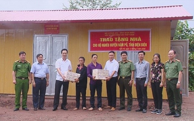 Lãnh đạo Bộ Công an, Tập đoàn Điện lực Việt Nam và đại diện chính quyền bàn giao nhà cho gia đình anh Giàng A Chu tại bản Nậm Thà Là, xã Pa Tần.