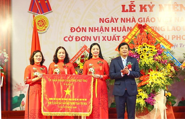 Trường Tiểu học Đinh Tiên Hoàng đón nhận Cờ đơn vị xuất sắc dẫn đầu phong trào thi đua năm học 2019-2020 của UBND tỉnh