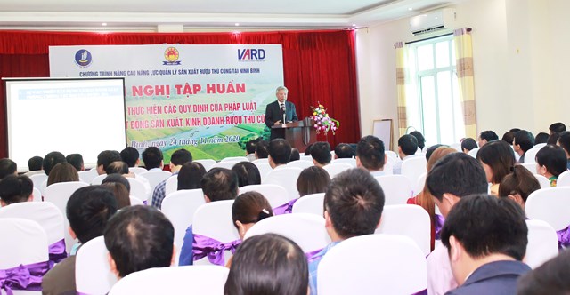 Toàn cảnh Hội nghị tập huấn triển khai thực hiện các quy định của pháp luật về quản lý hoạt động sản xuất, kinh doanh rượu cho cán bộ chuyên trách các cấp tại tỉnh Ninh Bình.
