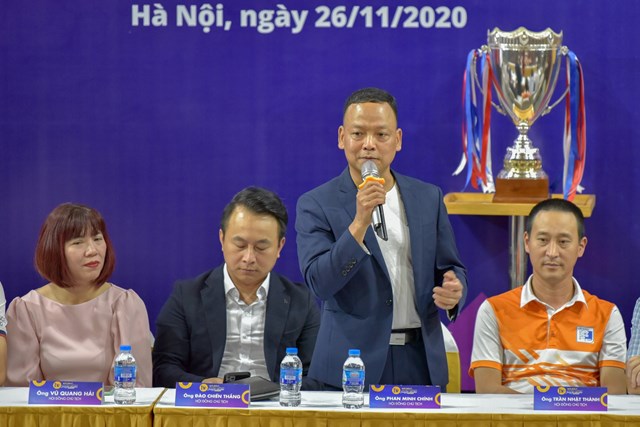 Ông Phan Minh Chính - Chủ tịch CLB golf Neu, Chủ tịch Hội đồng Giải công bố và trả lời báo chí