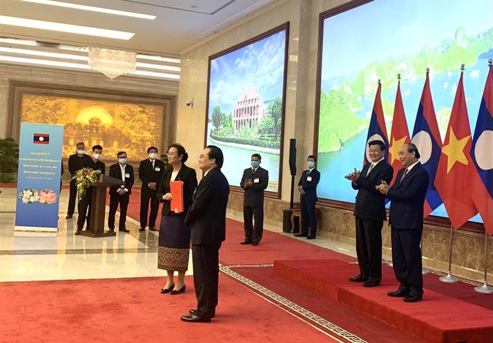 Trước sự chứng kiến của Thủ tướng hai nước, Bộ trưởng Phùng Xuân Nhạ và Bộ trưởng Sengdeuane Lacchanthaboune đã ký kết 3 văn bản hợp tác về GD-ĐT.