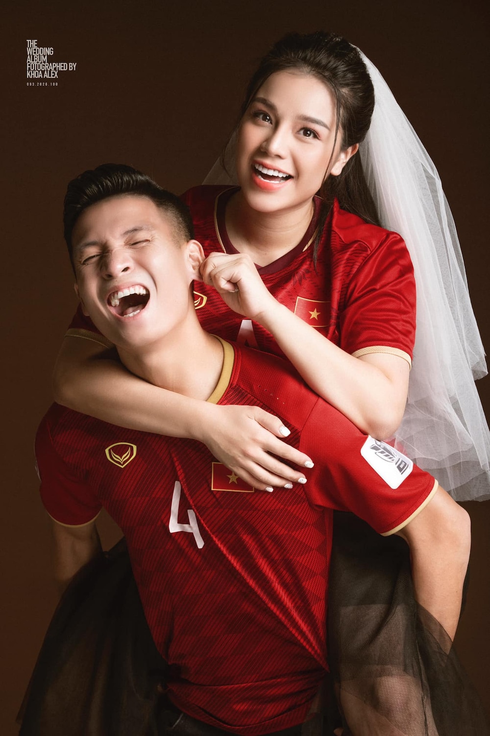 Khoe ảnh cưới concept bóng đá, Bùi Tiến Dũng nói lời ngọt ngào với Khánh Linh Ảnh 1
