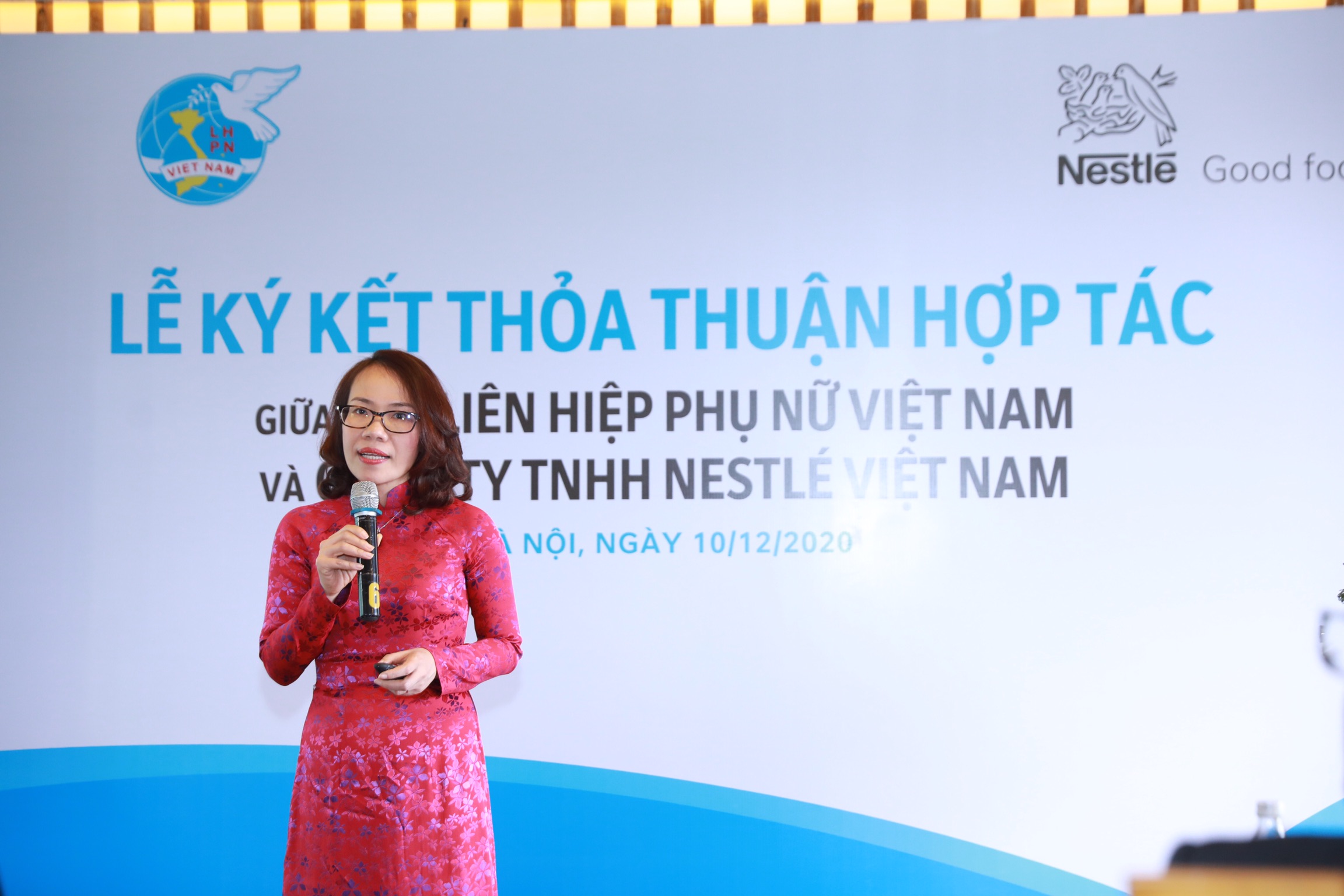 Bà Nguyễn Minh Nguyệt - Giám đốc ngành hàng thực phẩm, Công ty Nestlé Việt Nam trình bày tham luận tại lễ ký kết