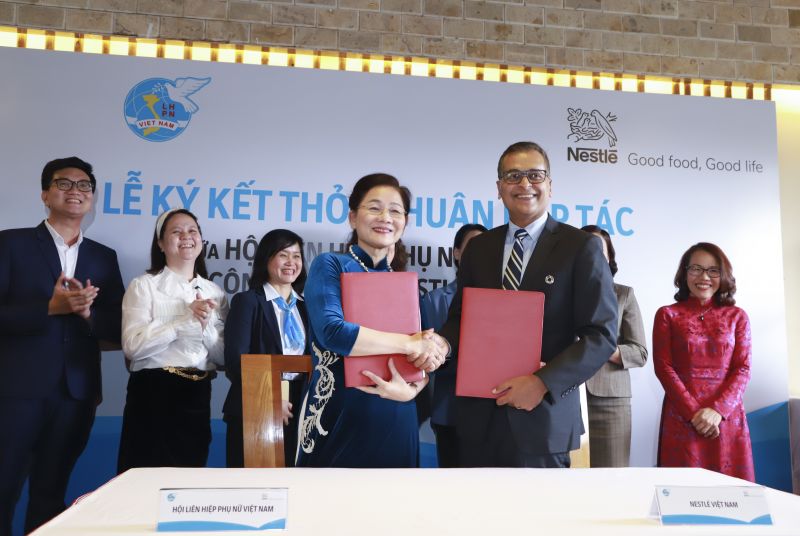 Bà Trần Thị Hương - Phó Chủ tịch Hội LHPN Việt Nam và ông Binu Jacob - Tổng Giám đốc Nestlé Việt Nam ký kết thỏa thuận hợp tác thực hiện Bình đẳng giới và Nâng cao quyền năng cho phụ nữ.