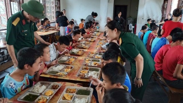 Cán bộ, nhân viên Ban CHQS luôn chăm sóc các cháu ở Trung tâm bằng cả tình thương và trách nhiệm.