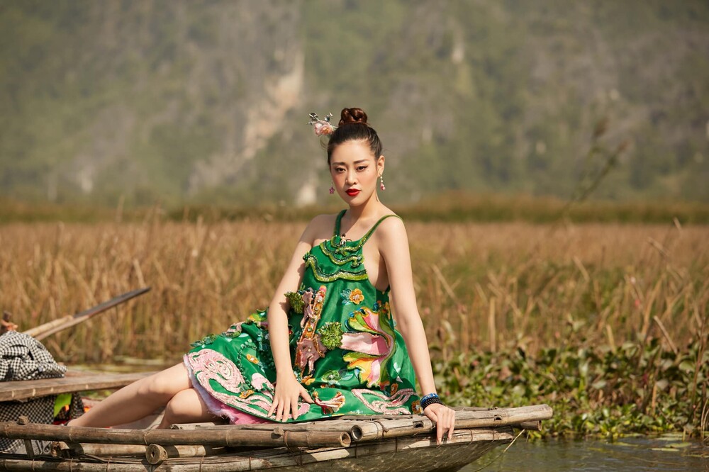 Hoa hậu Khánh Vân mặc váy yếm khoe xương quai xanh cực phẩm giữa thiên nhiên Ảnh 1
