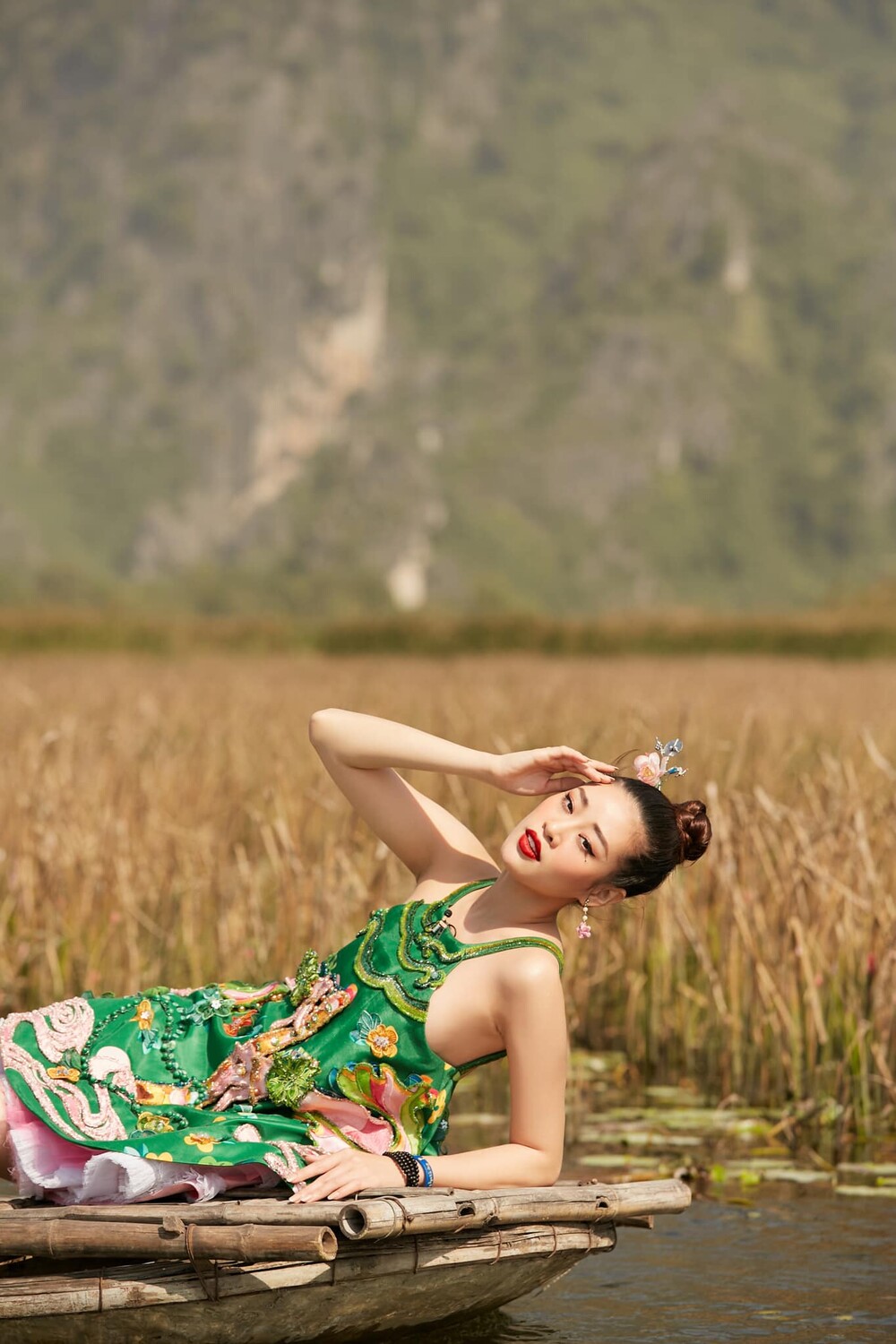 Hoa hậu Khánh Vân mặc váy yếm khoe xương quai xanh cực phẩm giữa thiên nhiên Ảnh 2