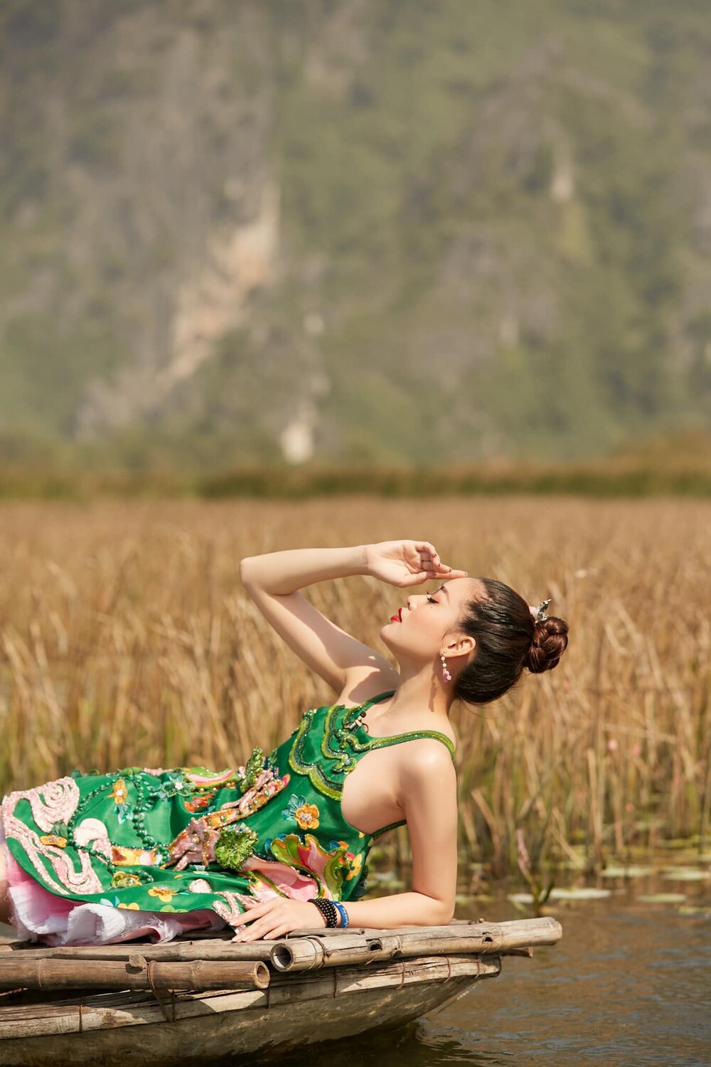 Hoa hậu Khánh Vân mặc váy yếm khoe xương quai xanh cực phẩm giữa thiên nhiên Ảnh 3