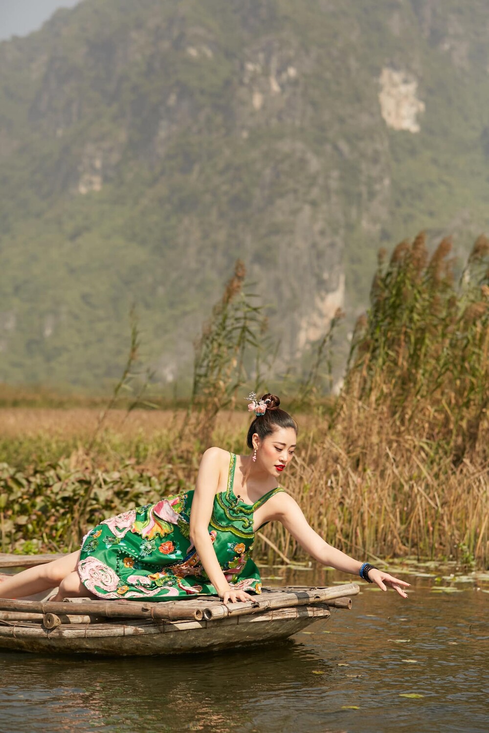 Hoa hậu Khánh Vân mặc váy yếm khoe xương quai xanh cực phẩm giữa thiên nhiên Ảnh 4