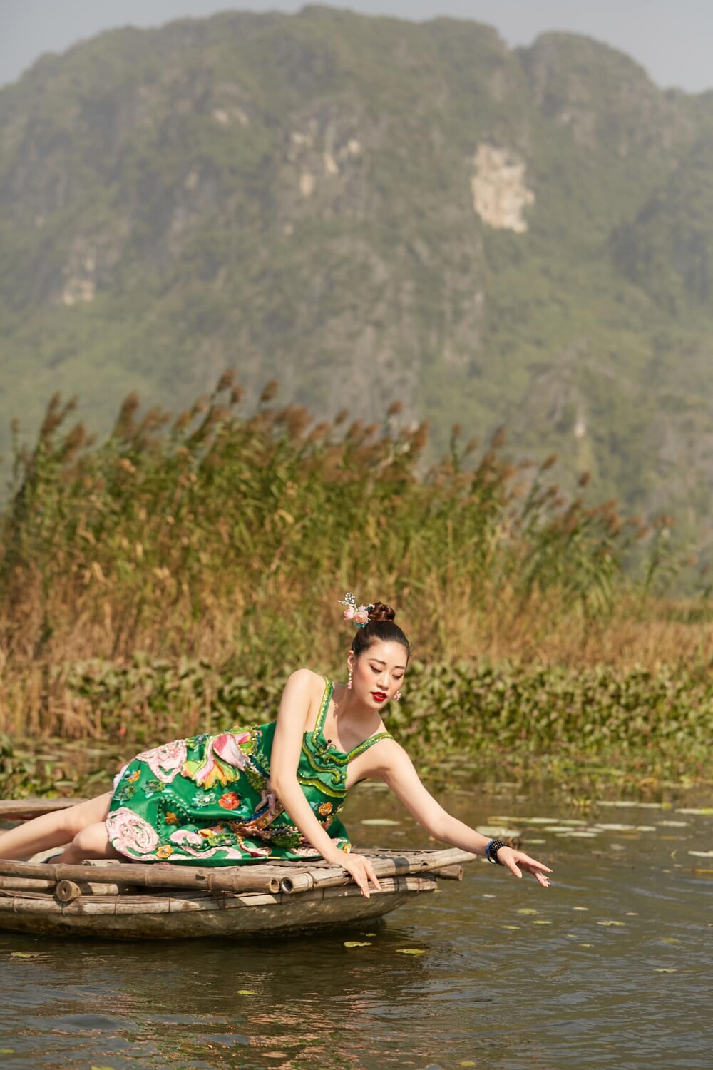 Hoa hậu Khánh Vân mặc váy yếm khoe xương quai xanh cực phẩm giữa thiên nhiên Ảnh 5