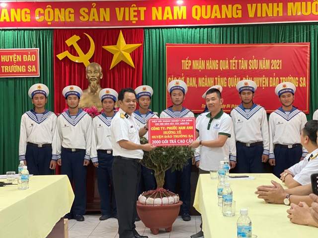 Chỉ huy Lữ đoàn tặng quà lưu niệm là biểu trưng quần đảo Trường Sa của Việt Nam cho đoàn công tác