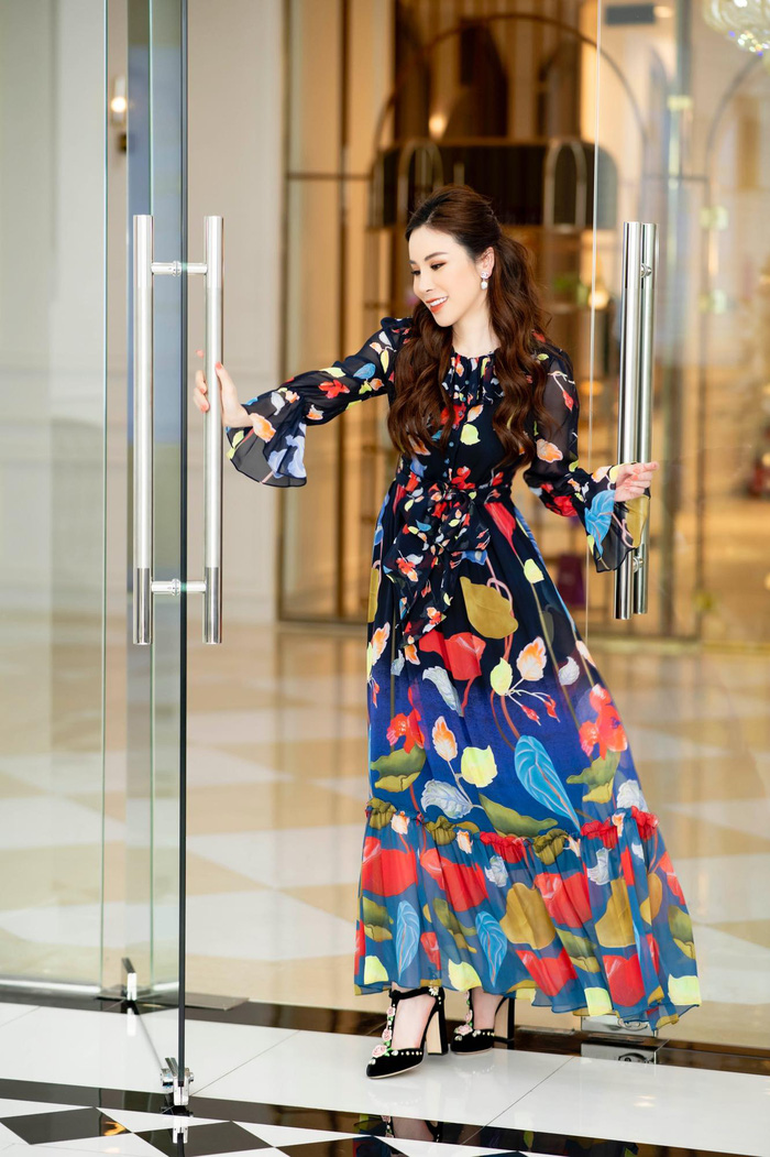 Váy họa tiết mềm mại của Peter Pilotto được Hoa hậu Hoàng Dung phối cùng giày cao gót ấn tượng của Dolce Gabana