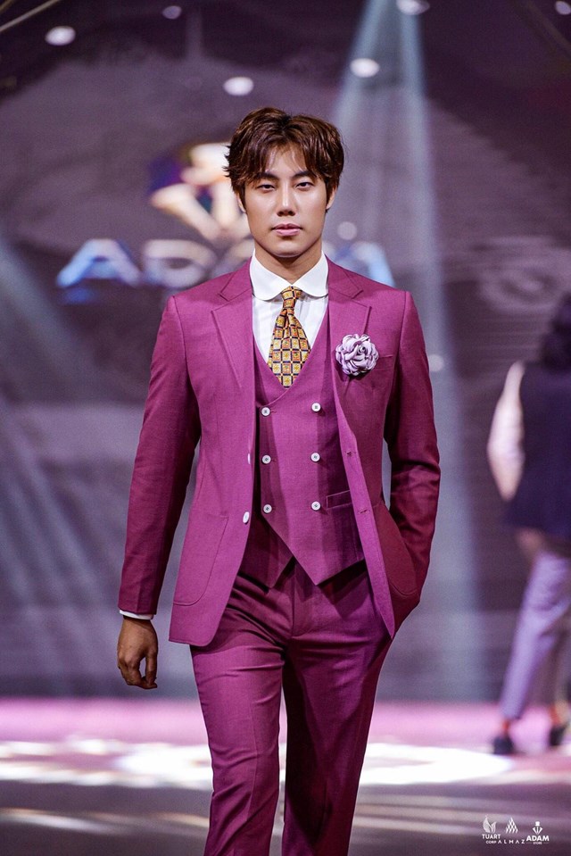 Người mẫu Minh Tú luôn tự tin khi khoác lên mình bộ vest của Adam Store