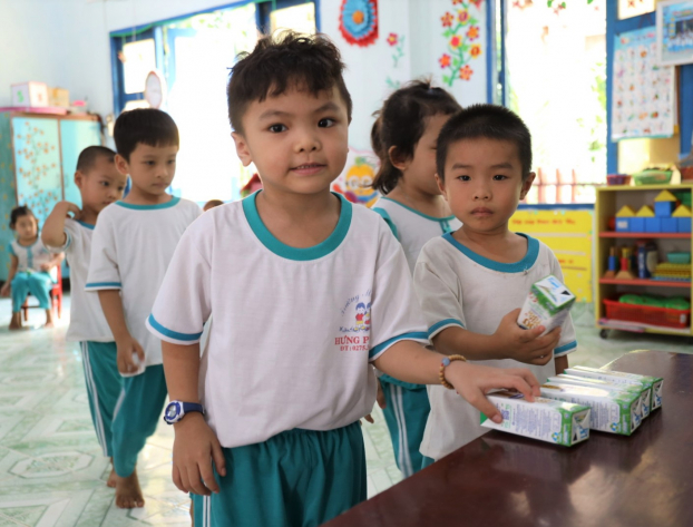   Trong 2 năm học vừa qua, giờ uống Sữa học đường Vinamilk là giờ học đặc biệt mà các em học sinh trường Mẫu giáo Hưng Phong háo hức chờ đợi.  