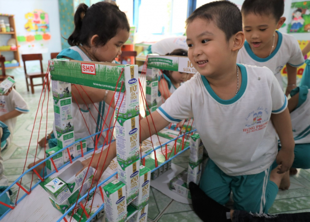   Hướng dẫn học sinh tái sử dụng vỏ hộp sữa sau khi uống là một hoạt động mang tính giáo dục trong chương trình được các trường đánh giá cao.  