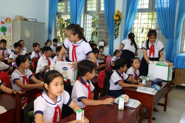   Giờ uống sữa tại lớp 5/1 trường Tiểu học Hưng Nhượng, huyện Giồng Trôm, tỉnh Bến Tre  
