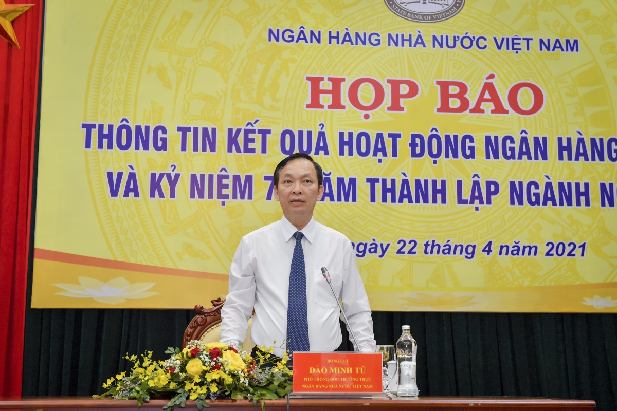 Phó Thống đốc thường trực NHNN Đào Minh Tú phát biểu tại họp báo