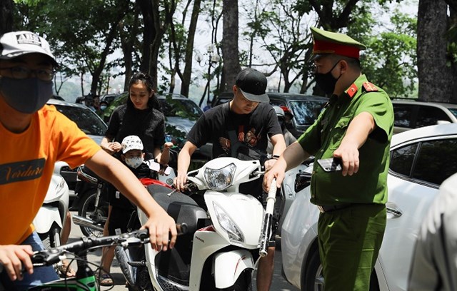 Trong 2 ngày 30/4 và 1/5, lực lượng công an cùng y tế quận Hoàn Kiếm nhắc nhở, xử phạt 21 trường hợp không đeo khẩu trang nơi công cộng 