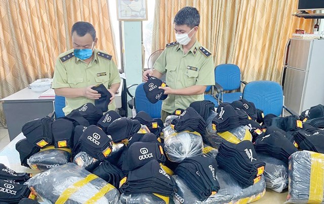 Lực lượng chức năng thu giữ gần 2.000 khẩu trang giả mạo nhãn hiệu nổi tiếng đang được bảo hộ độc quyền ở Việt Nam tại một cơ sở ở quận Cầu Giấy, ngày 28-4.