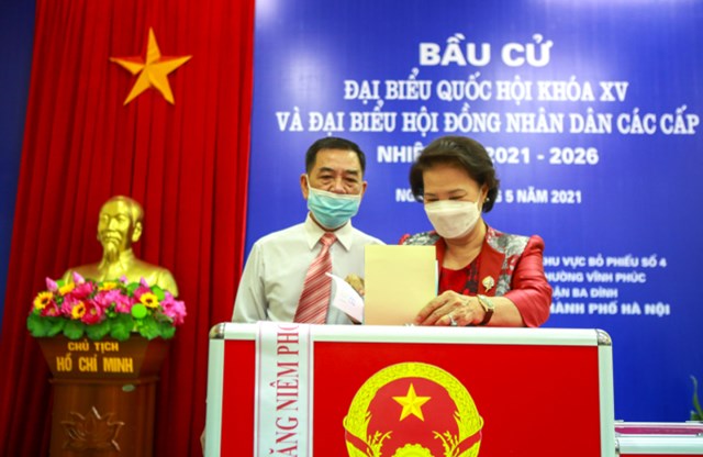 Nguyên Chủ tịch Quốc hội Nguyễn Thị Kim Ngân bỏ phiếu, thực hiện quyền công dân của mình.
