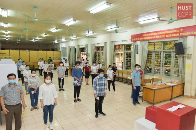 Sinh viên Trường ĐH Bách khoa Hà Nội được hướng dẫn xếp hàng giãn cách 2m để đảm bảo an toàn phòng dịch. Ảnh: HUST