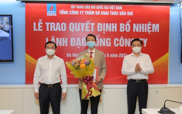 Lãnh đạo Tập đoàn trao quyết định cho Tổng Giám đốc PVEP Trần Hồng Nam. (Nguồn: pvn.vn)