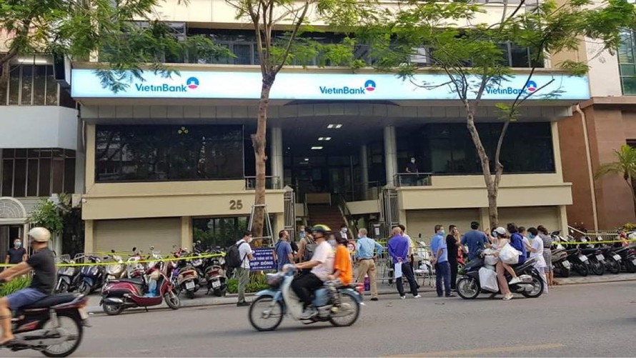 Nữ nhân viên ngân hàng nhiễm COVID-19 chỉ ở trong Hà Nội hai tháng nay - Ảnh 1.