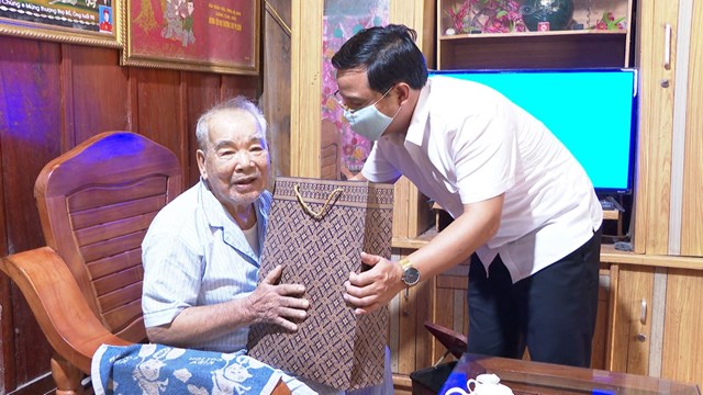 Ông Nguyễn Thành Trung, Bí thư huyện ủy, Chủ tịch UBND huyện thăm tặng quà tại Thị trấn Lăng Can (Lâm Bình, Tuyên Quang) - Ảnh: Trung Kiên.