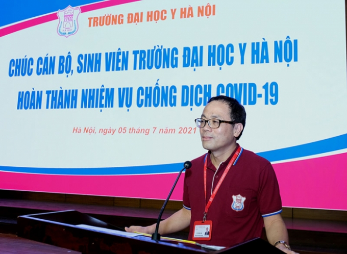 GS.TS Tạ Thành Văn phát biểu tại buổi gặp gỡ 350 cán bộ sinh viên có kinh nghiệm của Trường Đại học Y Hà Nội vào Bình Dương chi viện chống dịch.