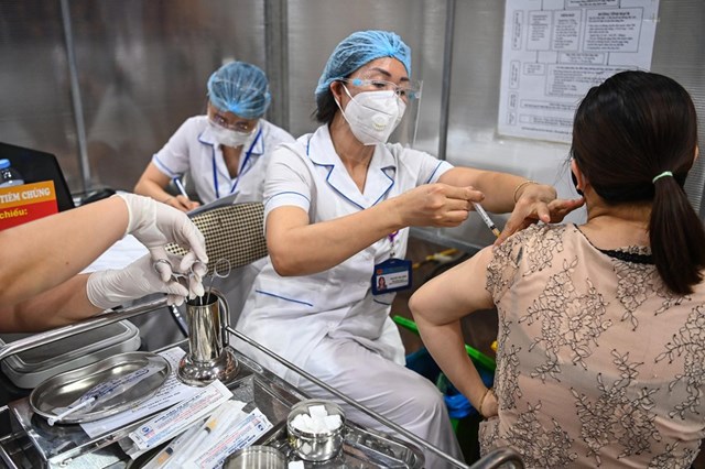 Tiêm vắc-xin cho người dân quận Đống Đa, Hà Nội - Ảnh: Như Ý