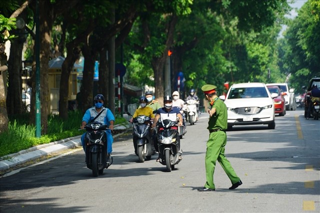 Công an thành phố Hà Nội đã thành lập 6 tổ công tác đặc biệt làm nhiệm vụ kiểm soát chặt người và phương tiện đi lại trong các quận nội thành.