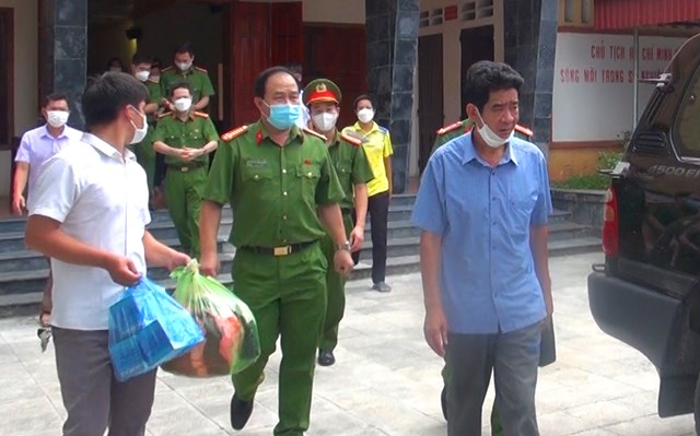 Lực lượng Công an bắt giữ Mai Văn Hồng, nguyên Chủ tịch UBND xã Vĩnh Thịnh (Ảnh: Công an Thanh Hóa).