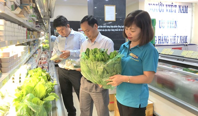 Một số sản phẩm của Công ty TNHH Green Farm Sơn Dương được bày bán tại Siêu thị Tuyên Quang - Ảnh: Báo Tuyên Quang.