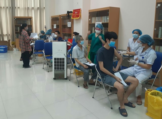 Điểm tiêm vắc xin Covid-19 tại phường Hoàng Liệt sáng ngày 13/9 - Ảnh: Xuân Sỹ