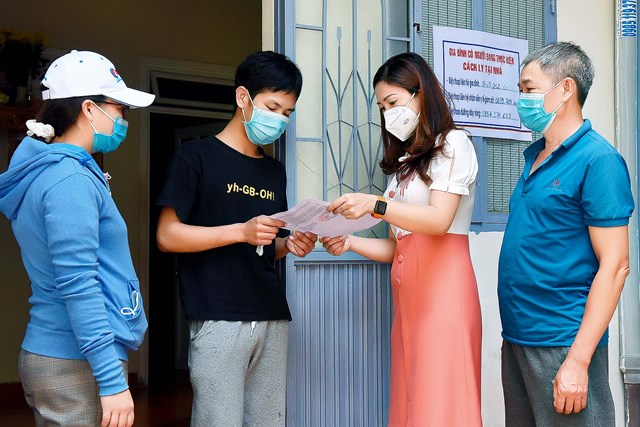 Tổ phòng-chống Covid-19 cộng đồng phường Hội Thương (TP. Pleiku) tuyên truyền các hộ dân có người đang thực hiện cách ly tại gia đình.