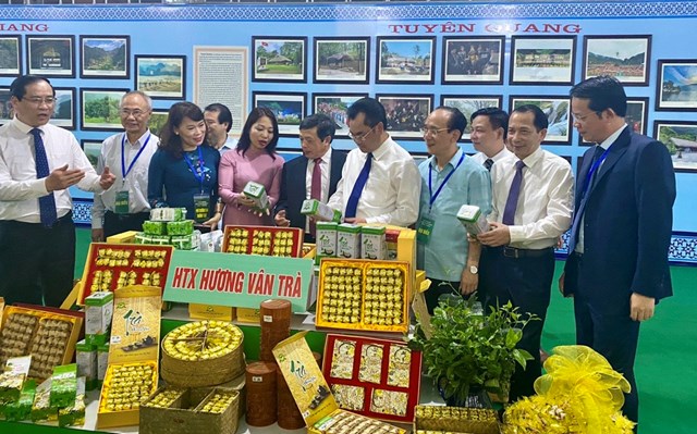 Lãnh đạo tỉnh và đại biểu thăm khu trưng bày của HTX chè Hương Vân trong khuôn khổ Chương trình Du lịch qua những miền di sản Việt Bắc lần thứ XII, diễn ra tại Thái Nguyên tháng 4/2021