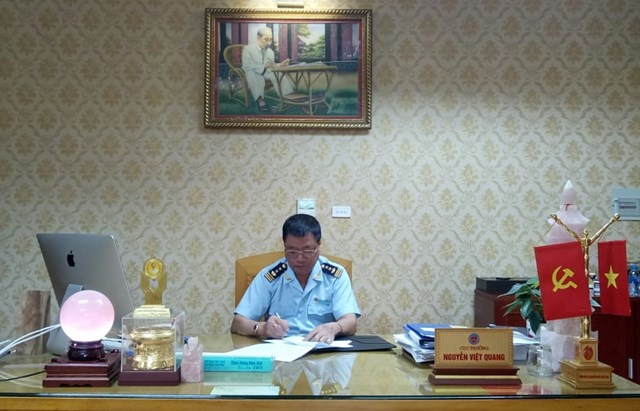 Ông Nguyễn Việt Quang - Cục trưởng Cục Hải quan tỉnh Lào Cai trao đổi với phóng viên về việc thực hiện “mục tiêu kép”, vừa phòng, chống dịch, vừa duy trì hoạt động xuất - nhập khẩu.
