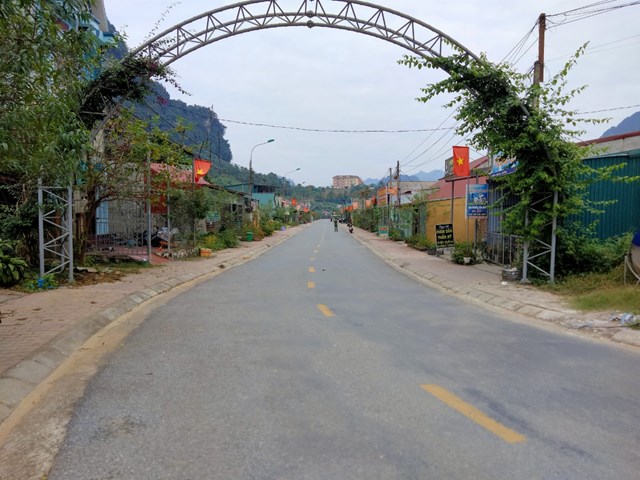 Người dân thị trấn Lăng Can (Lâm Bình) chủ động thực hiện các quy định phòng, chống dịch.