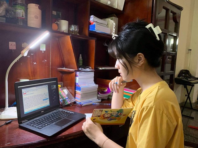 Học sinh học trực tuyến trên các ứng dụng - Ảnh: Minh Trần